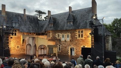 Les toits d’ardoise d’un village angevin à la tombée du jour.